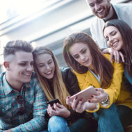 Jugendliche mit Smartphone - TikTok