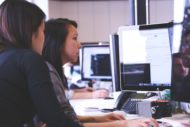 Ohne die Ausbildungsbeauftragten geht es nicht Ausbildungsbeauftragter und Auszubildender vor dem Computer